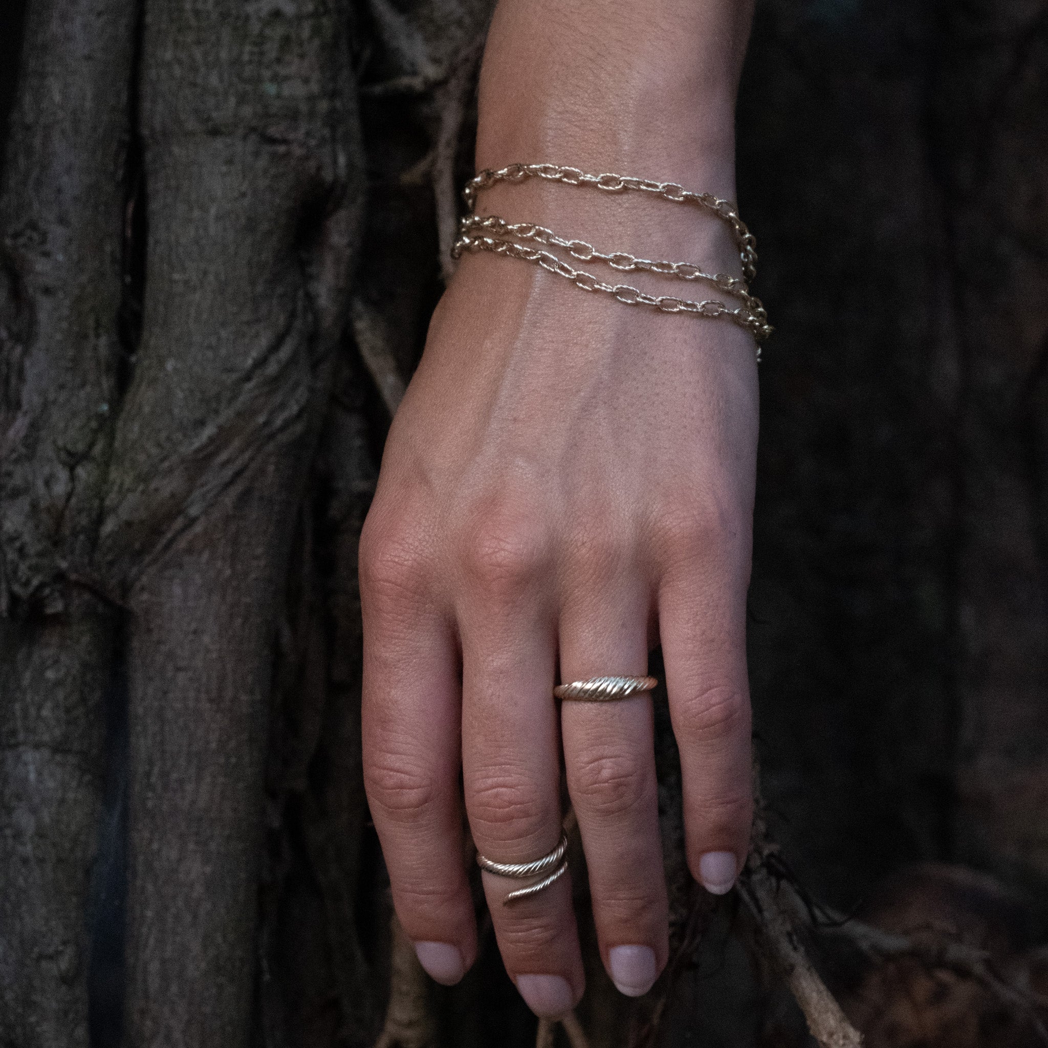 A person's hand with an Aiden Jae Banyan Cable Chain Bracelet on it.